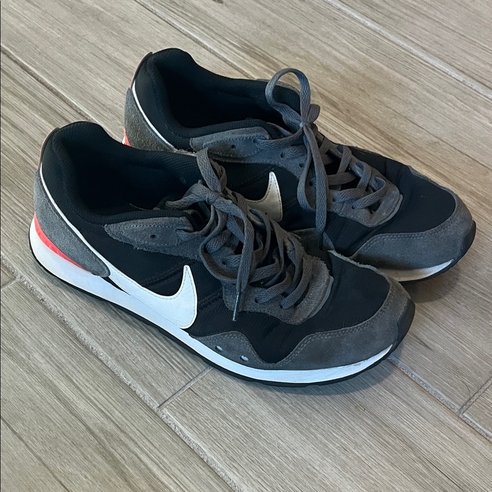 Size 10 - Nike Venture Runner Iron Grey Crimson
